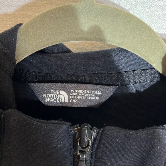 𝅺THE North Face black zip up top, size SP, in good condition - Picture 4 of 7